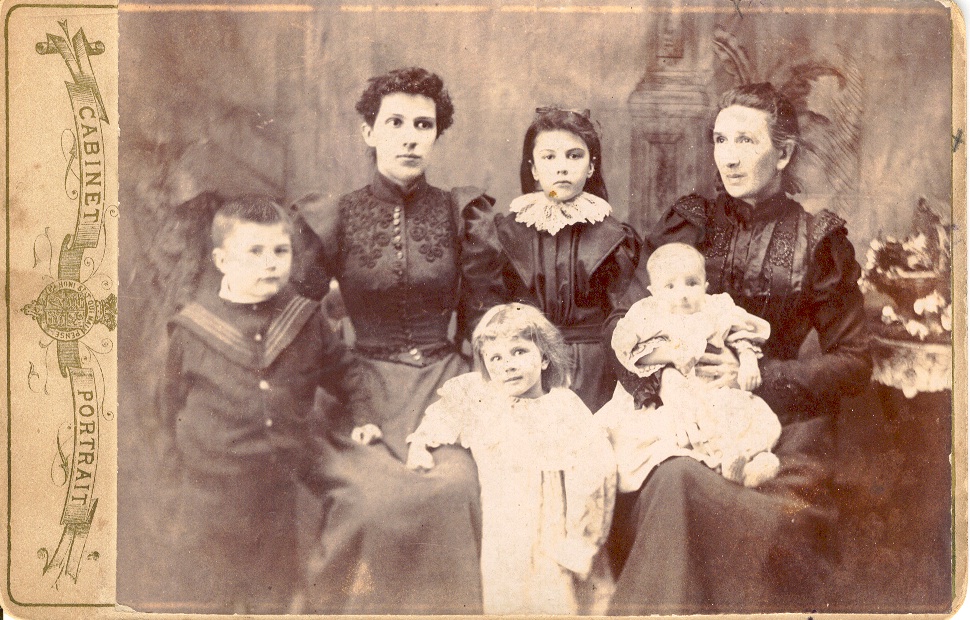 Eleanor Coates, daughter and grandchildren copy