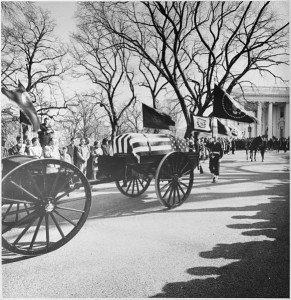 caisson_bearing_the_flag-draped_casket_of_President_John_F._Kennedy_leaving_the_White_House..._-_NARA_-_200455